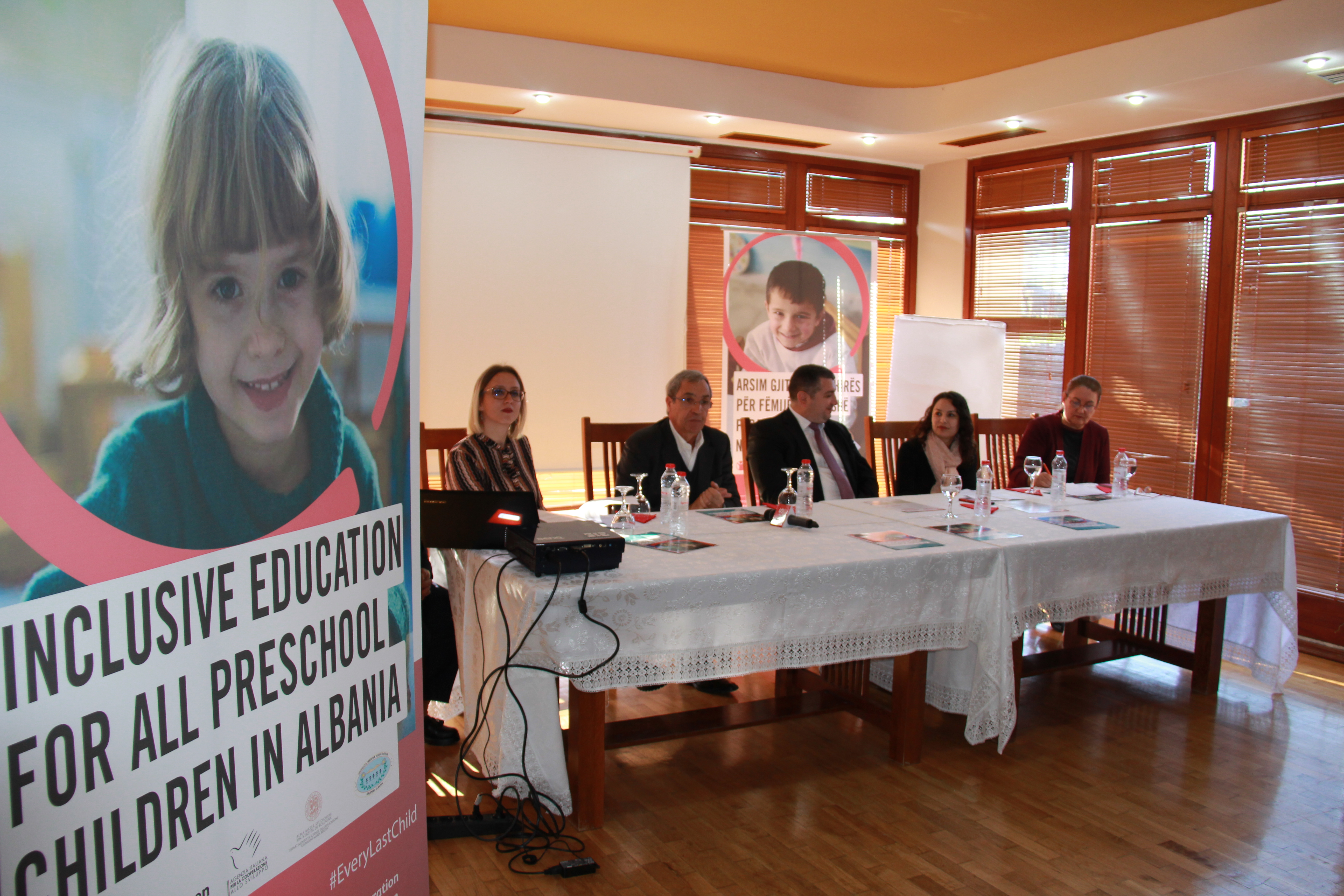 Kick-off meeting del progetto “Verso un’educazione inclusiva per tutti i bambini in età prescolare in Albania” in Elbasan alla presenza delle autorità municipali dell’educazione, sanità, Università locali e altre ong presenti nel territorio. La firma del documento di collaborazione tra Medpak, Save the Children e comune di Elbasan.